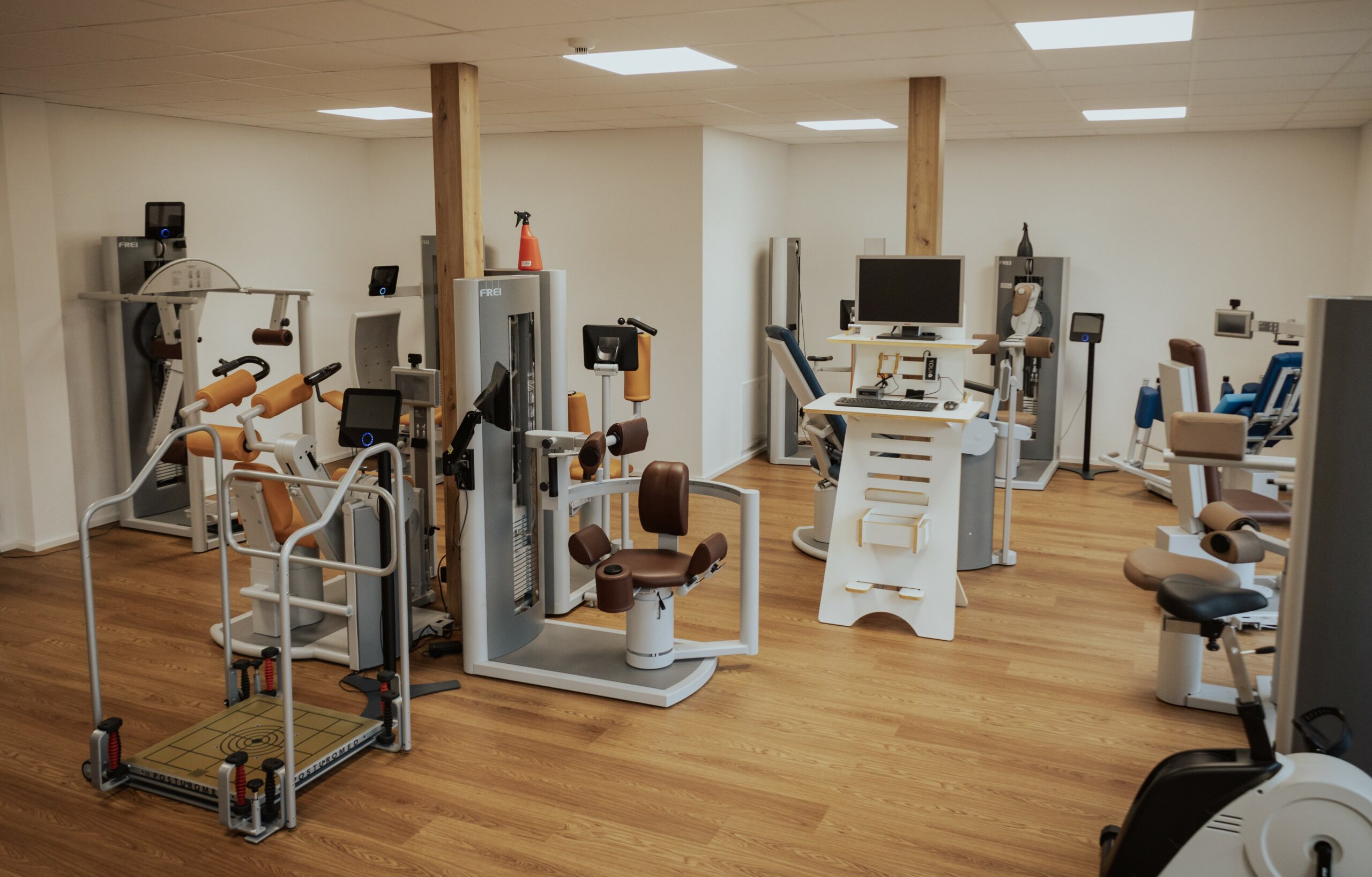 Heller Behandlungsraum der Physiotherapie Tuttlingen mit moderner Therapiegeräte
